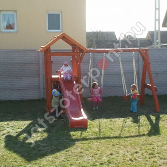 Kis játszótér rönkfából