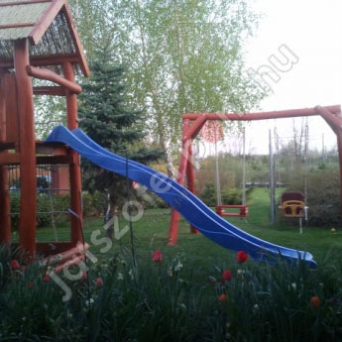 Különálló csúszdás torony és hinta