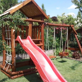 Homokozós nagy torony nádfedéllel