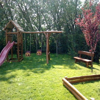 Kis játszótér nádtetővel és egy 2x2 es homokozóval