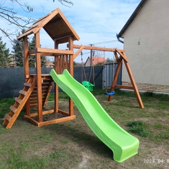 Kis játszótér mászófallal