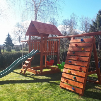 Óriás torony óriás mászófal hosszú rudakkal