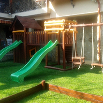 Torony bástyával hintákkal