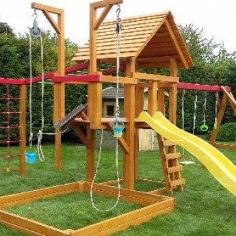 Nagy torony  óriás mászófallal lajhármászóval,óriás kötélhálóval...