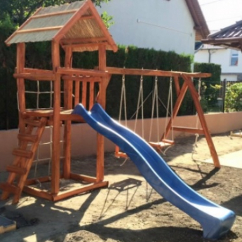 Kis torony rönkfából hosszú felső rúddal és plusz játékkal