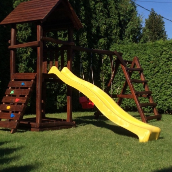 Kis torony fatővel, mászó fallal, hálós mászókával homokozóval