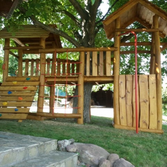 Fa köré épített dupla tornyú játszó birodalom