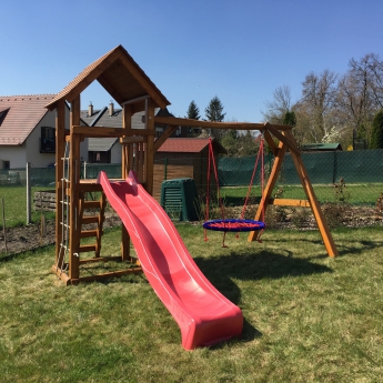 Kis játszótér rönkfából fa tetővel fészekhintával