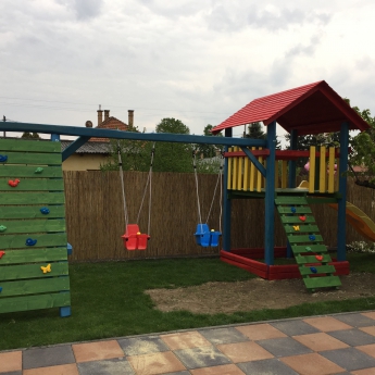 Színes óriás homokozós torony, fa tetővel ,óriás köteles mászókával és kis mászófallal