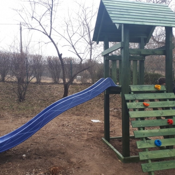 Torony csúszdával mászófallal