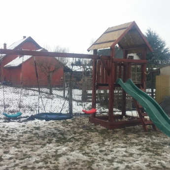 Nagy torony nádtetővel, hosszú rúddal, fészekhintával