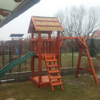 Homokozós kis torony, nádtetővel, homokozó tetővel, egy állású hintával