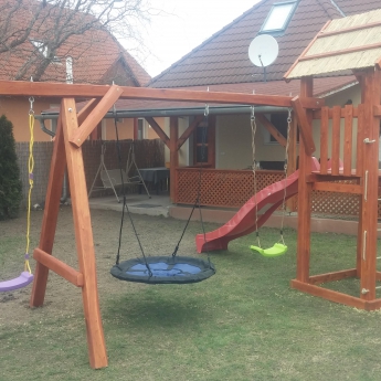 Nádtetős kis torony, hosszú rúddal, fészekhintával