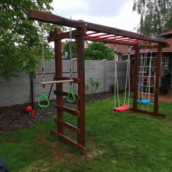 Kombinált mászóka, lajhármászóval, hintákkal