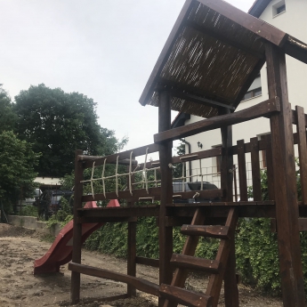 Nádtetős nagy torony, híddal, homokozó tetővel