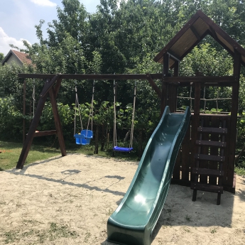 Kuckós nagy torony, mászóhálóval s hosszú rúddal