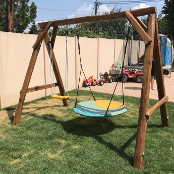 Hintaállvány fészekhintával