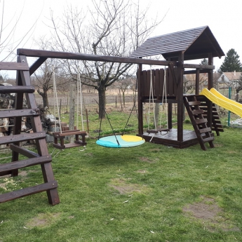Óriás fatetős torony, mászó fallal, homokozó tetővel, hosszú rúddal, óriás mászókával, fészekhintával