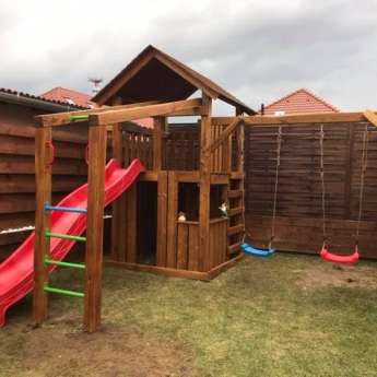 Fa tetős óriás torony kuckóval, lajhármászóval sarok eladó pulttal