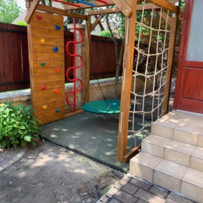 Fészekhintás négyoldalú mászóka, lajhármászóval