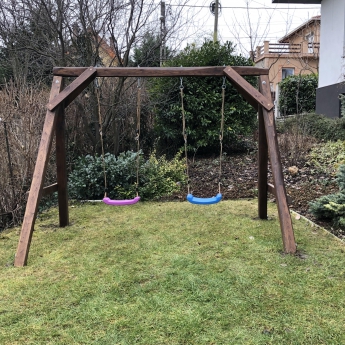 Rönkfa hintaállvány műanyag hintákkal