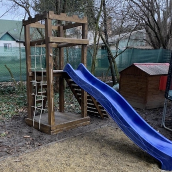 Bástyás torony mászó fallal homokozó tetővel