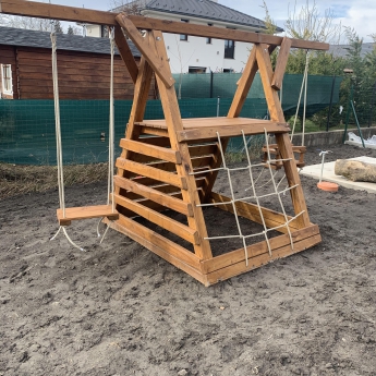 Óriás háromszög mászóka hintával és homokozóval