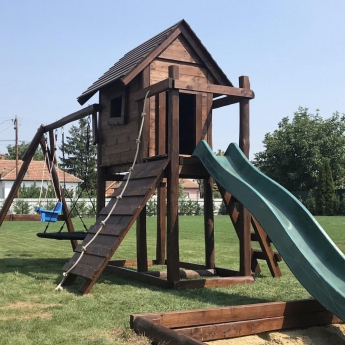 Felső kuckós vadászle mászó fallal fészekhintával különálló homokozóval