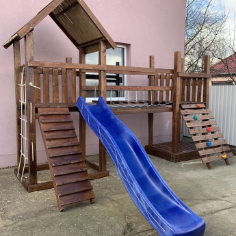 Dupla torony láncos híddal bástya alatt homokozóval