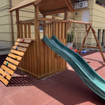 Óriás kuckós torony fa tetővel mászó fallal