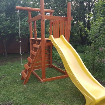 Bástyás nagy torony függőleges mászó fallal függőleges kötélmászóval