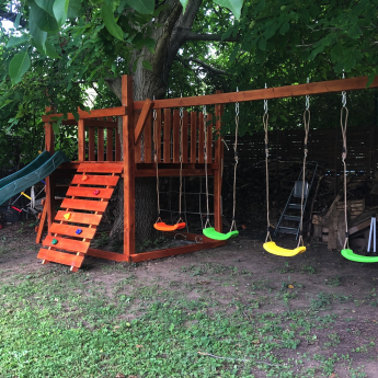 "GIGA" bástya 2 x 2 m mászó fallal , fa köré építve 4 hintával