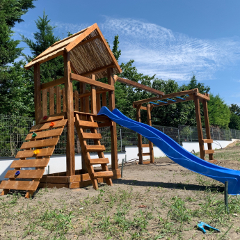 Nagy torony mászó fallal lajhármászókával