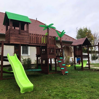 LUXUS játszóvár pálmafákkal és nyugágyakkal