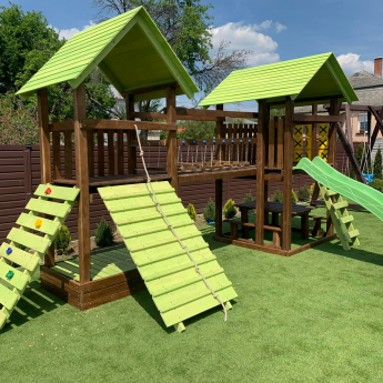 Egy óriás ás egy nagy torony láncos híddal fa tetőkkel