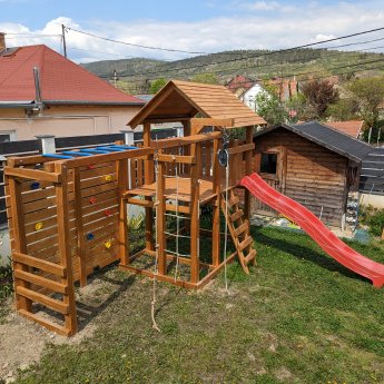 Óriás torony erkéllyel majomlétrával óriás mászó fallal vödrös felhúzóval