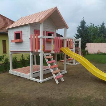 Felső kuckós házikó erkéllyel bástyával