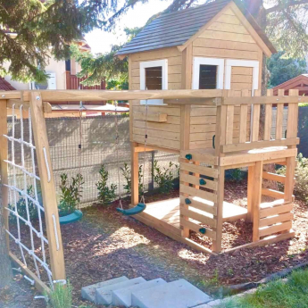 Felső kuckó erkéllyel majomlétrás hintával