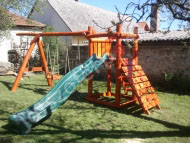 Bástyás hinta mászófallal rönkfából