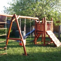 Bástyás hinta mászó rámpával rönkfából nagy torony