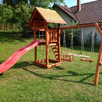 Kis torony fatetővel homokozóval