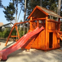 Óriás torony kuckóval hintákkal