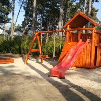 Óriás torony kuckóval hintákkal