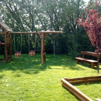 Kis játszótér nádtetővel és egy 2x2 es homokozóval