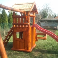 Kis torony kuckóval mászófallal