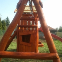 Kis torony kuckóval mászófallal