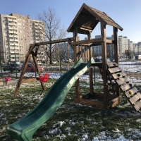 Kis játszótér mászófallal