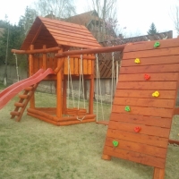 Óriás torony óriás mászófal hosszú rudakkal