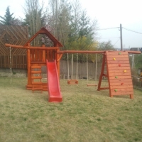 Óriás torony óriás mászófal hosszú rudakkal