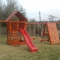 Óriás torony óriás mászófal hosszú rudakkal